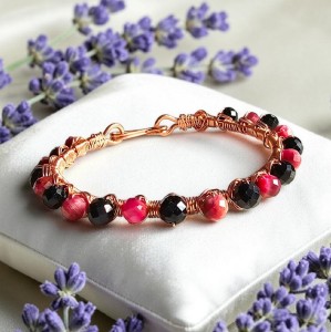 Bransoletka miedziana z czarnym turmalinem i różowym tygrysim okiem na ochronę i pewność siebie