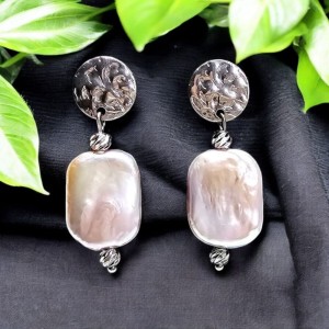 Kolczyki z perłą kolczyki wiszące z perłą barokową jasny róż